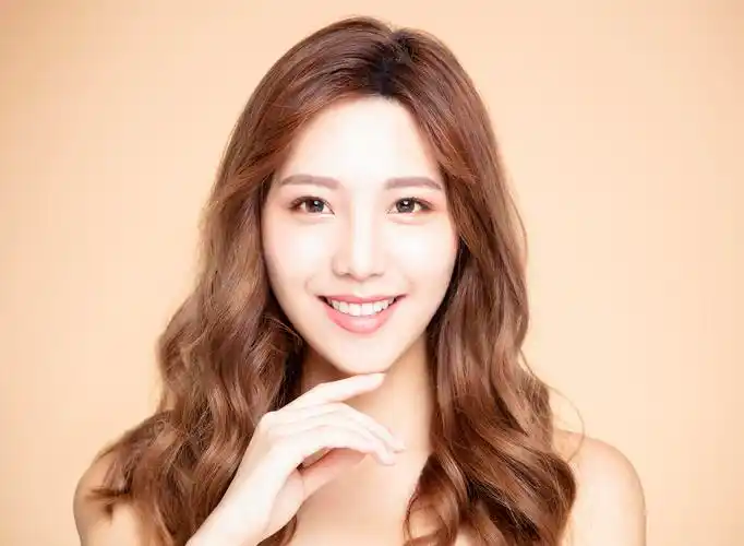 元素人物侧脸美容女性人物人像半身微笑漂亮欧美女人人物特写鼻子整形