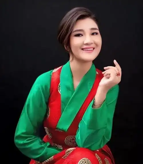 那个被刀郎告上法庭后退出歌坛的降央卓玛,现在怎么样了