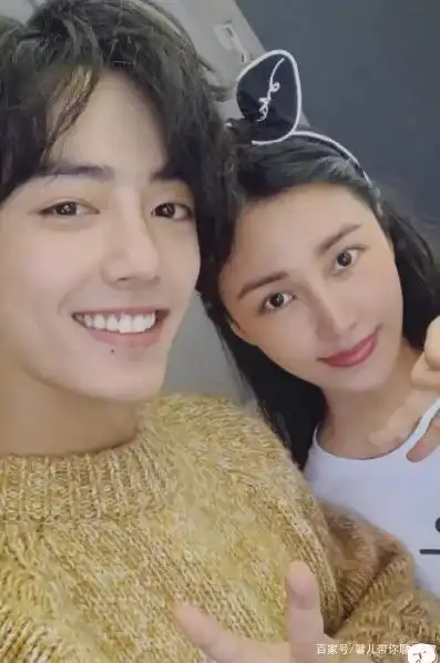 肖战跟女生合影笑的超灿烂,看清对方的颜值,你俩恋爱我都不管!