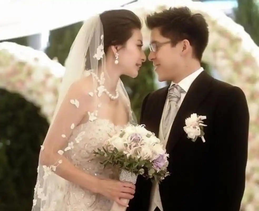 霍启刚祖籍广州番禺练溪村,霍英东集团一直致力于在广州南沙湾的发展.