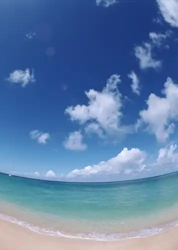 蓝天白云下弧形的海面和沙滩