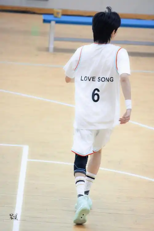 只能一个人对着你的背影说着"下次见.".@时代少年团-宋亚轩