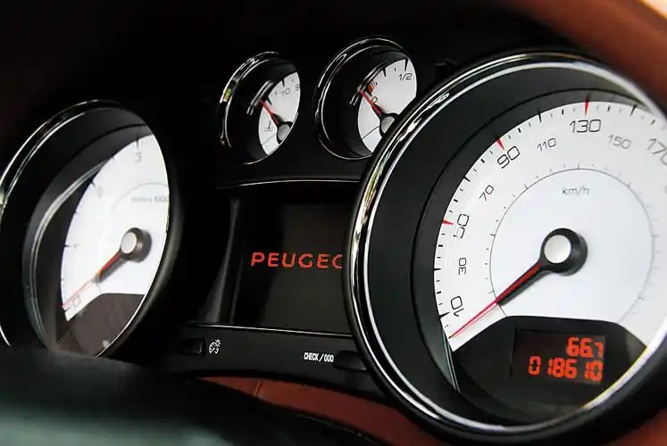 【醒目的白色仪表盘,标致的标志性设计】