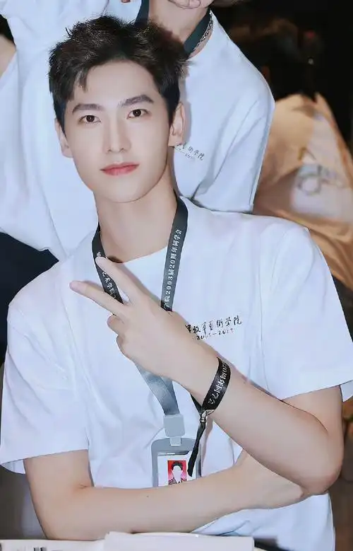 组图:杨洋军艺20周年同学聚会被争相合影 与同学ktv跳舞场面超嗨