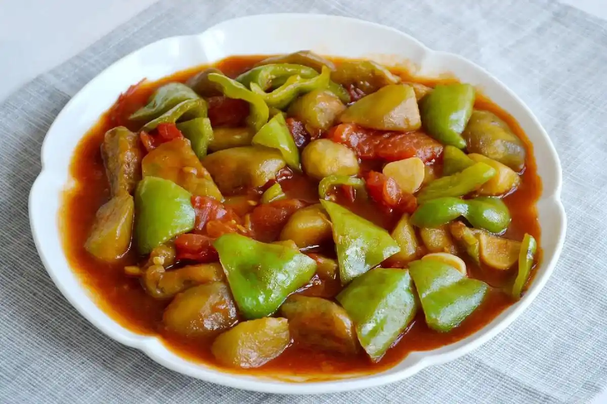 番茄烧茄子,超下饭,汤汁拌米饭好吃到哭.这个季节的茄子最好吃 - 抖音