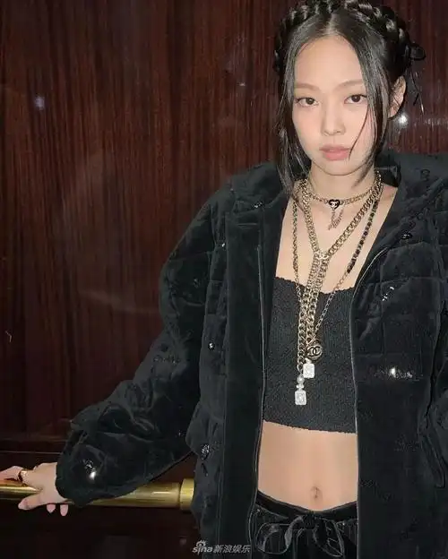 韩国女团blackpink成员jennie法国巴黎参加时装周,一身黑衣现身活动