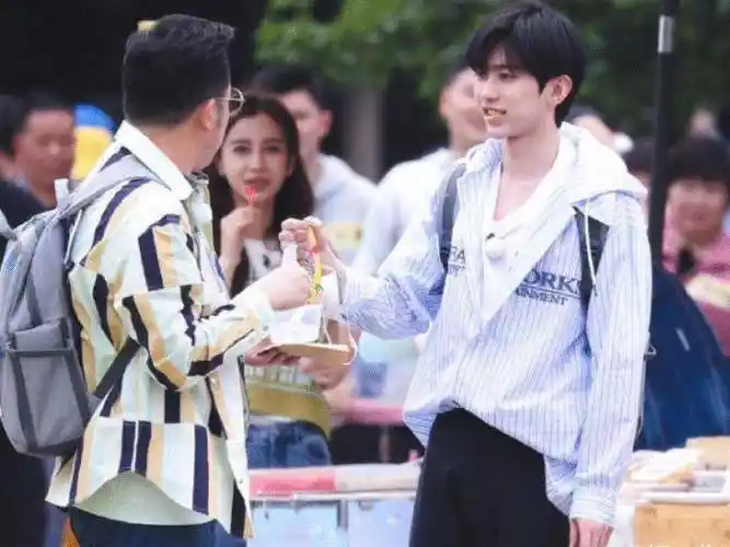 有种"放飞自我"叫蔡徐坤上跑男,看到路透图,和baby同框超吸睛_节目