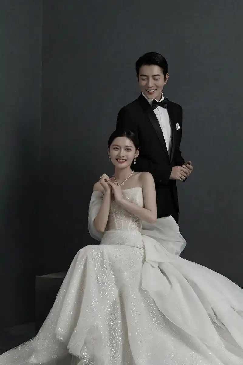 高级灰室内婚纱照 菏泽婚纱摄影 婚纱照风格推荐 菏泽壹家摄影