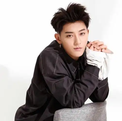 黄子韬作为当初"归国四子"的成员之一,凭借早期在韩国exo组合的知名度