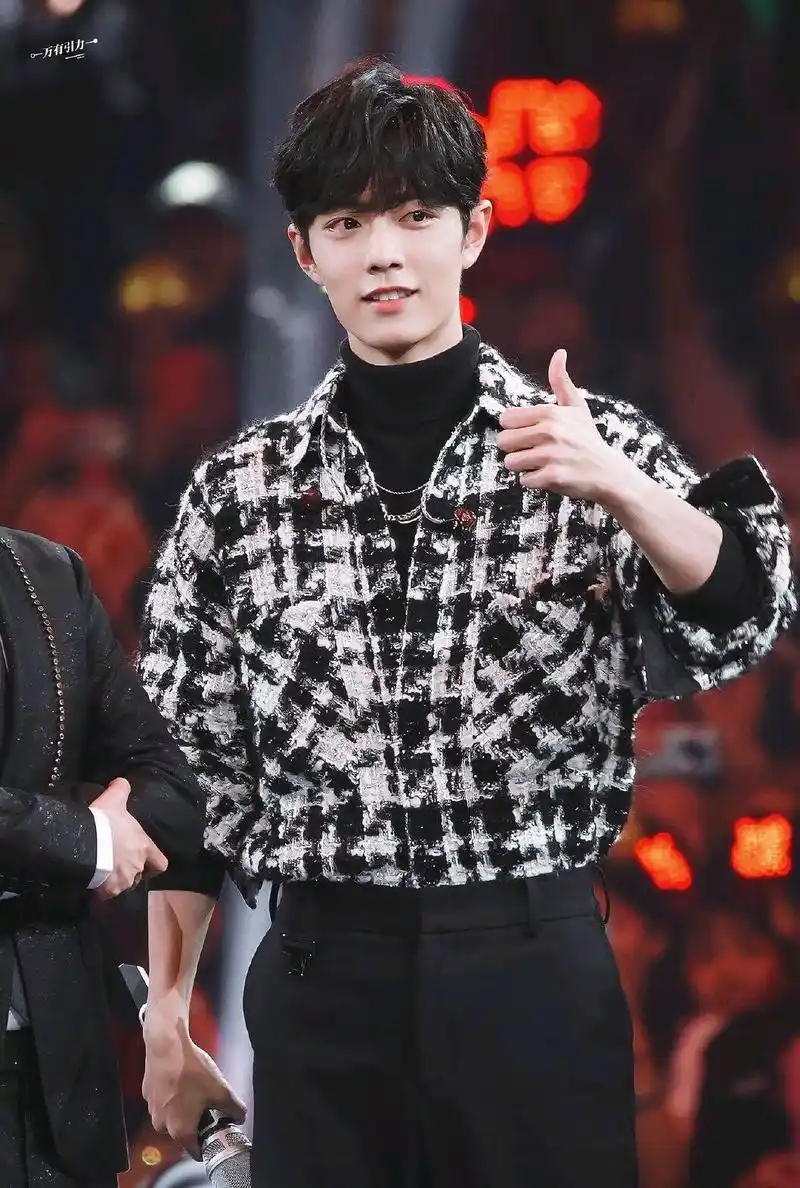 肖战"腰精"无疑,上衣塞到裤腰,腰部曲线性感撩人