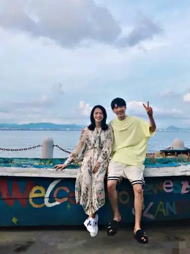 姚晨白宇海边度假,举止亲密超入戏,相差11岁演情侣竟然这么甜