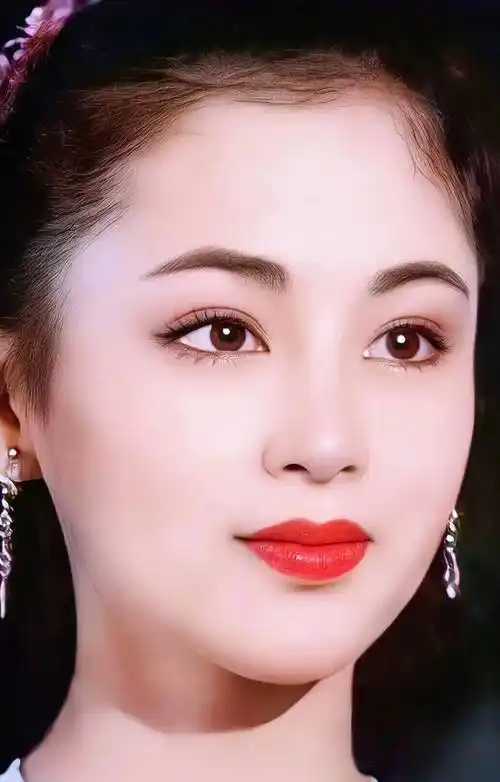 陈红最美.为什么总拿她和别人比呢.她就是天仙下凡.仙气飘飘.