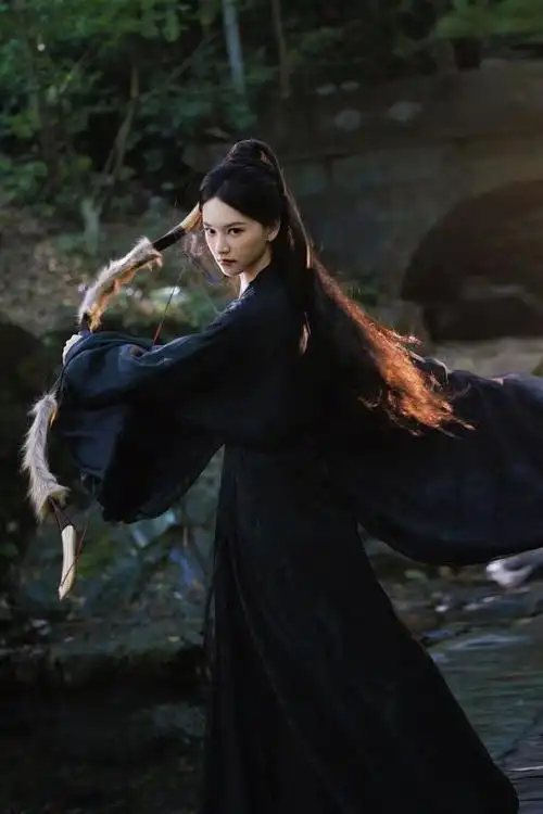 演员@黄灿灿acan 古风写真释出,黑衣战损妥妥战场上的防风意映即视感