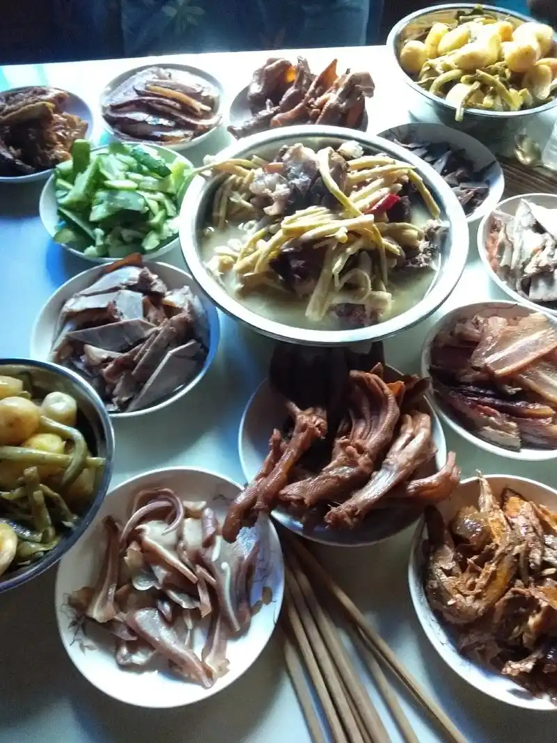 过节啦 #粽叶飘香迎端午 #丰盛的午餐 #祝福大家都平安健 - 抖音