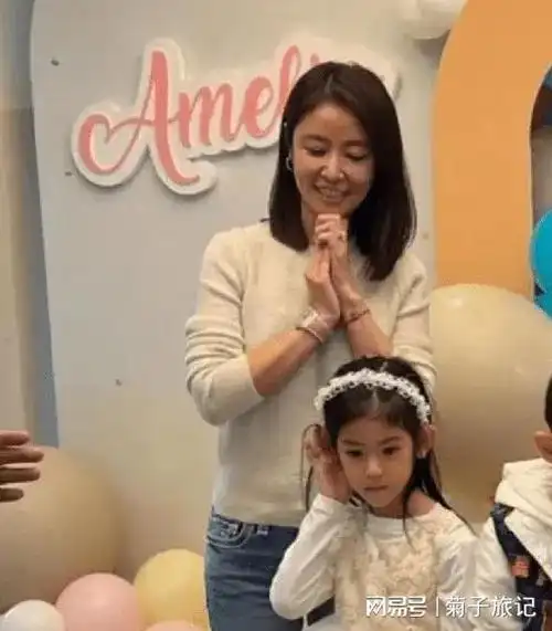 林心如女儿正脸照曝光6岁小海豚五官硬朗跟霍建华似复制粘贴