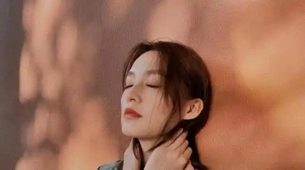 何冰没说错,不拍戏就"消失"的李沁,已走上女演员的另一条大道