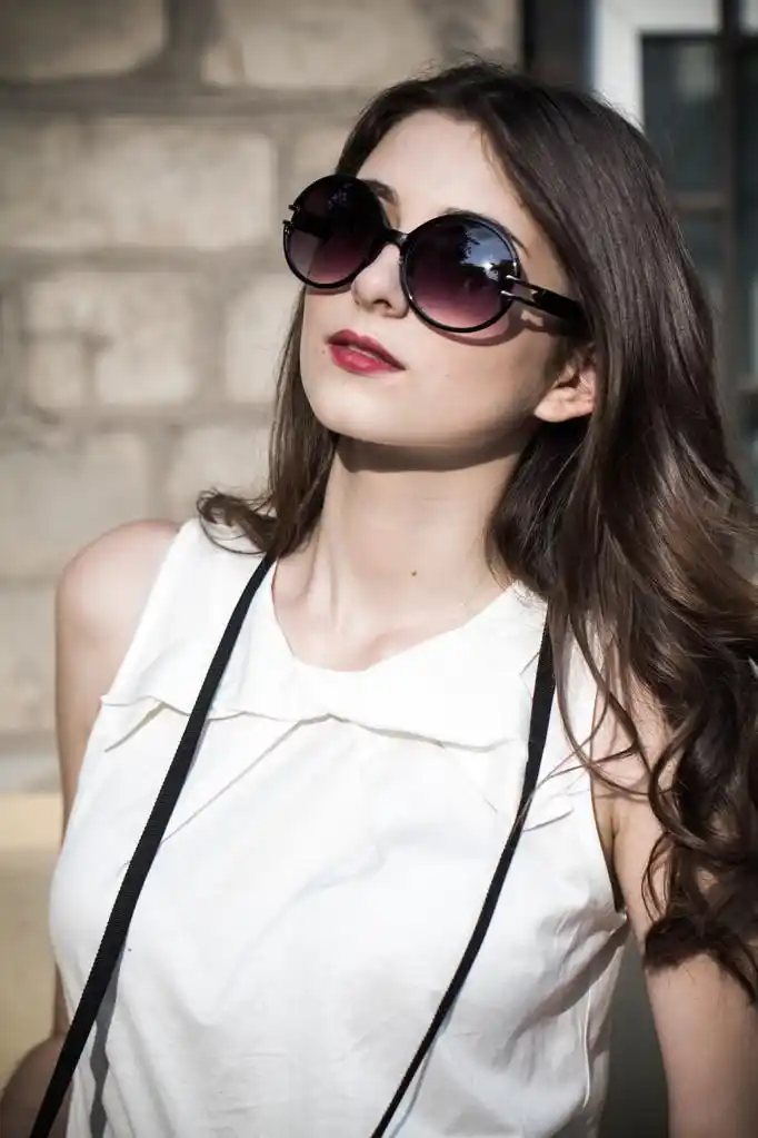 戴墨镜的女孩,女孩看着太阳