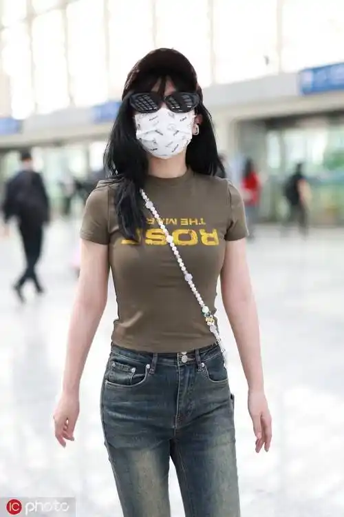 赖美云现身北京机场 印花t恤做旧牛仔裤时尚洋气