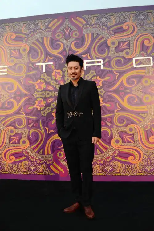 吴秀波现身时尚大秀精致印花尽显儒雅帅气