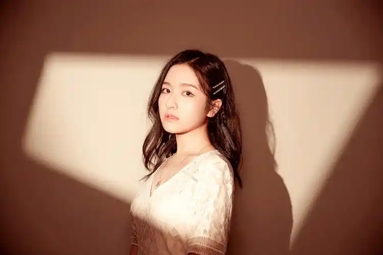 分享一组李兰迪图片给大家,图中的明星图片壁纸会点缀你的电脑桌面