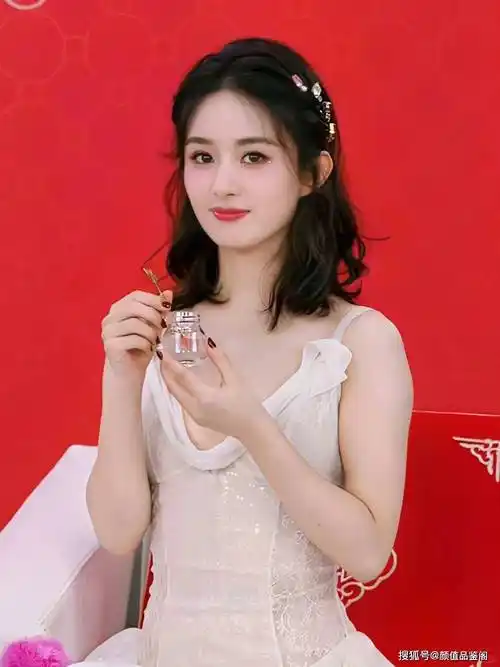 甜妹天花板赵丽颖写真大赏:颜值实力诠释"绝美轻松甜" 让人羡慕不已