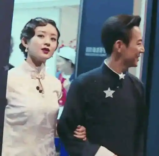 有一种cp感叫何炅和赵丽颖,俩人换上民国装扮,般配的像"夫妻"_时候