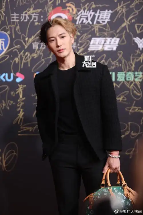 王嘉尔阴阳头好酷##王嘉尔 求你们看一下我的mv##微博音乐盛典红汉