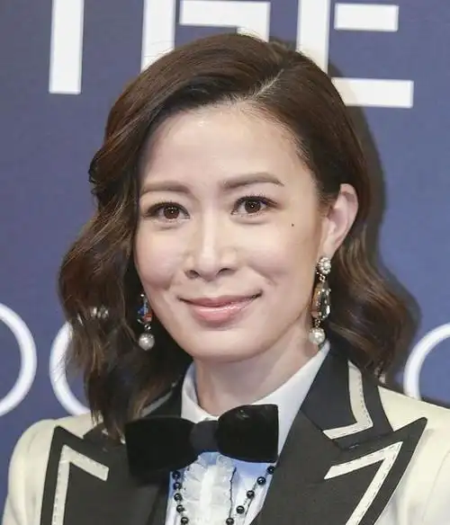 一直被调侃脸僵的佘诗曼,似笑非笑的表情的确有些怪怪的.