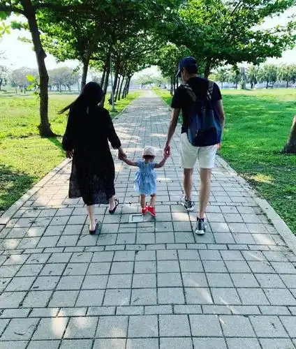福原爱江宏杰带女儿外出散步,一家三口牵手的背影甜蜜又温馨