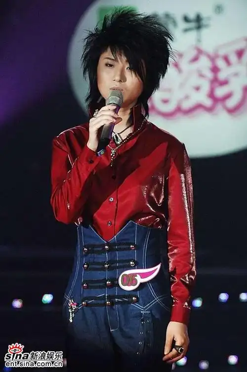 图文:超女总决赛5进4-尚雯婕深情演唱