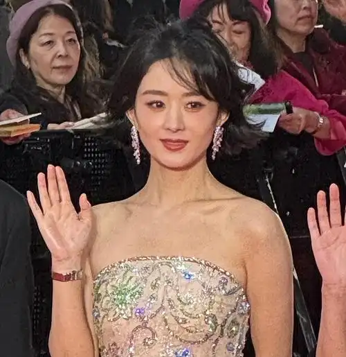 37岁赵丽颖脸颊凹陷现初老,手臂肌肉线条明显,不追求白幼瘦获赞