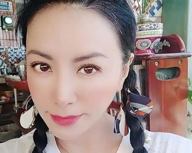 还记得《倚天屠龙记》里的"小昭"吗?如今53岁依旧"韵味"十足