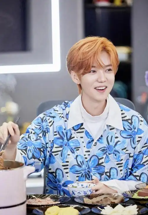 鹿晗放弃身材管理?直播间变身"干饭人",金黄头发演绎花花公子