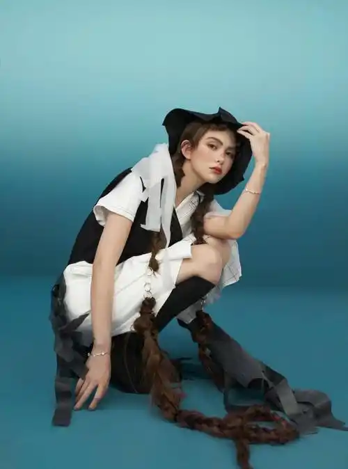 天王嫂昆凌好气质,最新杂志大片挑战麻花辫造型,时尚又个性_黑色