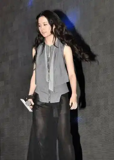 刘亦菲疯了吧?穿衣顾上不顾下,透视半身裙露"安全裤"真尴尬