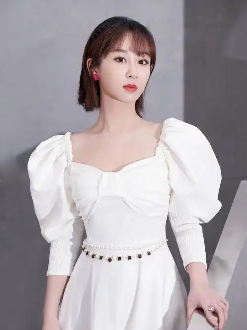 28岁杨紫成熟霸气全黑皮夹克造型还不忘秀好身材