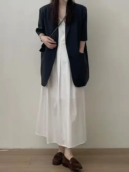 天气回暖!春夏酷酷的西装配白裙子!