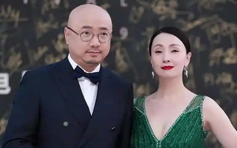 徐峥陶虹一家罕见同框现身机场 15岁女儿身形像爸