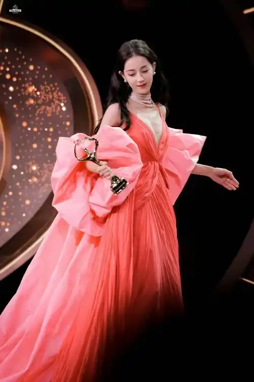 她被评为全球最美女演员,迪丽热巴惊艳红毯妆容大赏!_眼睛_专业_自然