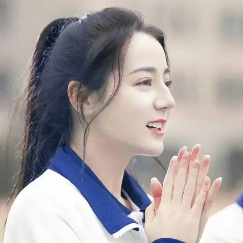 如果我的学生时代能够遇到像迪丽热巴穿校服都这么好看的美女