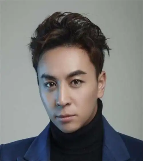 释小龙凭啥跟洪金宝平起平坐?看他背后站的人,向华强都不敢说话