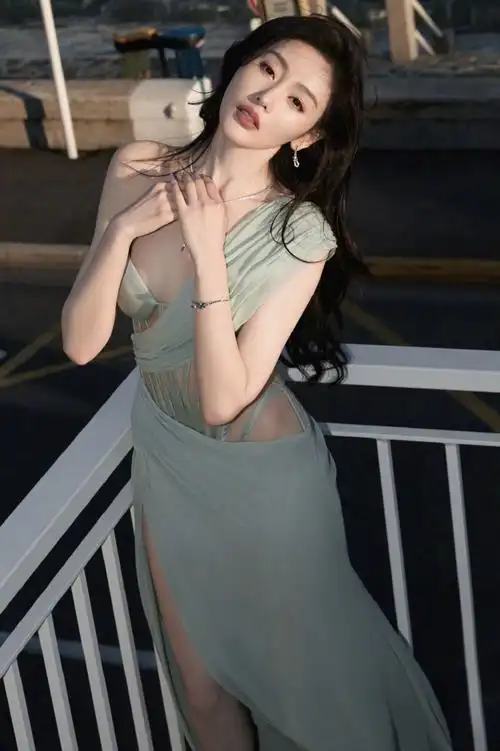 张天爱 性感镂空透视裙 戛纳红毯现场, 落落大方,尽显东方之美,身材太