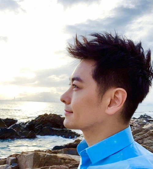 林志颖晒侧脸照,45岁嫩得像25岁,网友:你再不老90后要疯了!