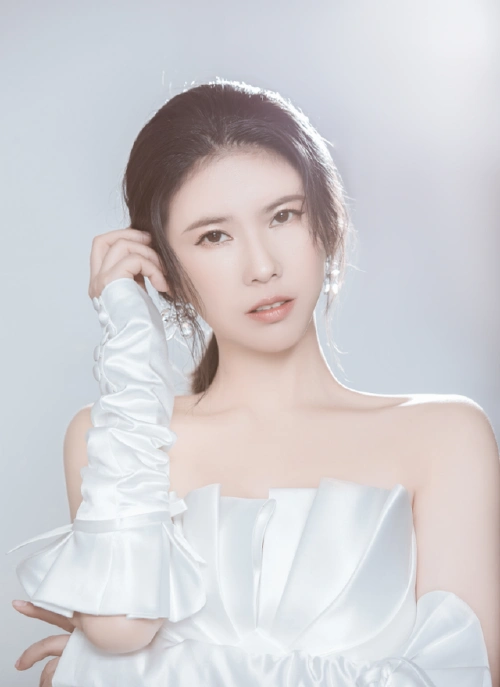 《多年以后的爱情》是著名女歌手叶贝文全新单曲.