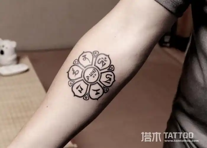 手臂梵文纹身图案