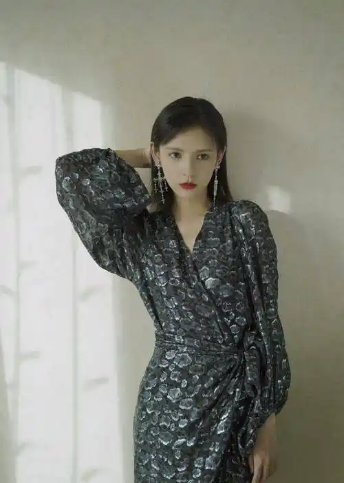 甜美写真照意境十足,身材高挑又婀娜_张予曦_气质_照片