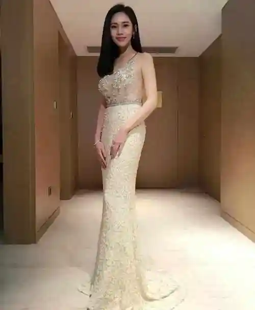 39岁秋瓷炫产后变冻龄美妈,穿格子大衣与老公牵手真甜_网易订阅