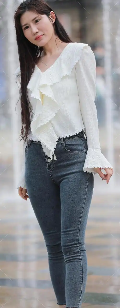 小脚牛仔裤搭配长袖衫,品味生活不俗气质!