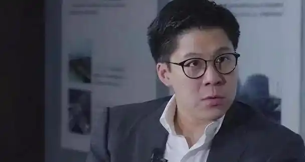 霍启刚44岁再次在内地晋升领取多份薪资背后有两人的支持