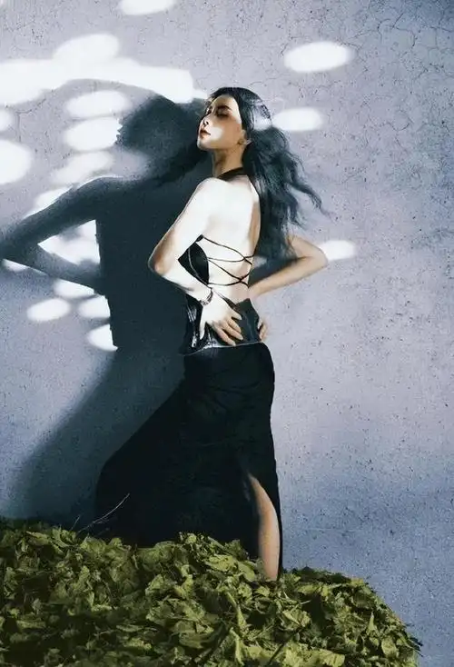 刘诗诗最新时尚大片破尺度露美背,霸气侧漏画风突变不再人如淡菊
